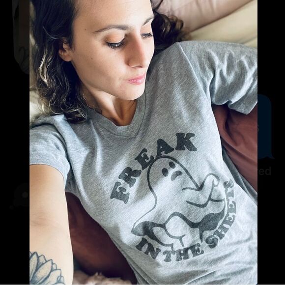 80. V-neck Halloween Ghost Freak in the sheets Unisex grey shirt Graphic Tee - Picture 2 of 6